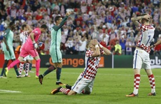 “Thùng rác vàng” ghi bàn thắng vàng, Bồ Đào Nha vào tứ kết