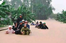 Quảng Bình:  Người dân Tuyên Hóa trắng đêm cùng lũ dữ