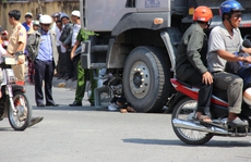 Ngã xe đạp xuống đường, một phụ nữ bị xe ben cán chết