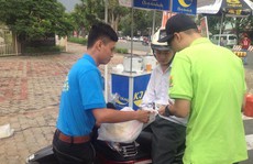 Đưa gạo sạch đến công nhân