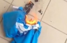 Higuain bị fan đốt áo, ném hình vào bồn cầu