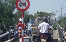 Bất chấp biển cấm