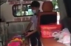 Thêm clip tố bảo vệ BV Nhi chặn xe cứu thương ép dùng xe “dù”