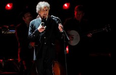 Bob Dylan thấy như 'đứng trên mặt trăng' khi đoạt giải Nobel