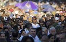 Mặc nắng gắt, hàng chục ngàn người chờ viếng lãnh tụ Fidel Castro
