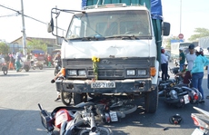 Xe tải “lùa” 7 xe máy trên Quốc lộ 1 làm 4 người bị thương