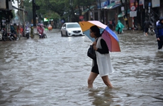 Quảng Ngãi đảo lộn vì mưa lớn, nước dâng cao ngập nặng