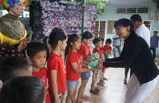 Ca sĩ Lệ Thu (Nguyễn) mang niềm vui cho trẻ em bất hạnh