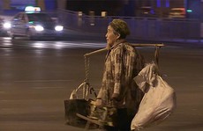 Mẹ già bán hàng rong xuyên đêm giúp con mua nhà