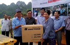 Báo Người Lao Động trao 15 máy phát điện 'ánh sáng trong lũ' cho Quảng Bình