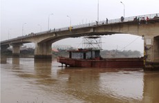 'Giải phóng' tàu hơn 3.000 tấn bị mắc kẹt tại cầu An Thái