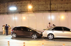 Taxi gây tai nạn liên hoàn trong hầm sông Sài Gòn