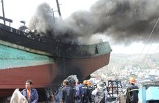 Tàu cá chứa 8.000 lít dầu bốc cháy dữ dội sau tiếng nổ