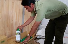 Nông dân cầm sổ đỏ để tham gia đường dây đa cấp
