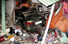 Xế hộp Lexus tông vào nhà dân, 6 người thương vong