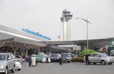 Xe hơi đậu chây ì ở sân bay Tân Sơn Nhất đã bị trị