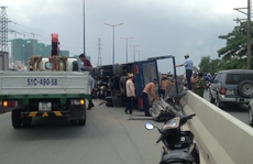 Xe tải lật trên cầu Sài Gòn, giao thông kẹt cứng