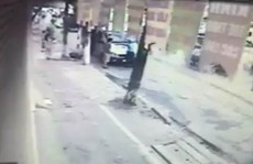 Xe khách hất thanh tra giao thông lên nắp capo chạy hàng trăm mét