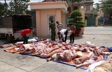Bắt xe tải chở thịt thối tuồn vào chợ công nhân