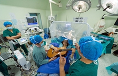 Trung Quốc: Người đàn ông gảy đàn guitar trên bàn mổ