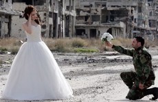 Bộ ảnh cưới giữa chiến tranh đổ nát ở Syria gây tranh cãi
