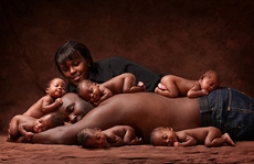 Hình ảnh hạnh phúc của gia đình sinh 6 đứa con