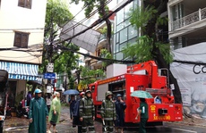 Nhiều tuyến phố Hà Nội tê liệt vì bão số 1