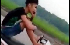 Lái xe máy bằng 2 chân, tay cầm điện thoại gọi “khoe” mẹ