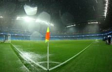 Mưa ngập sân, trận Man City - Monchengladbach bị hoãn