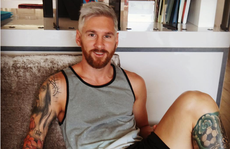 Messi khoe mái đầu bạc trắng sau cú sốc