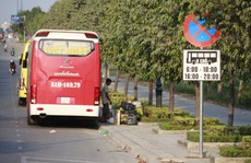Bất chấp lệnh cấm, nhiều xe khách vẫn đậu trên đường Mai Chí Thọ