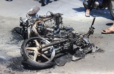 Xe máy cũ phát nổ và bốc cháy, người đi đường hoảng vía
