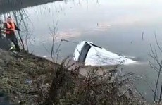 Xe buýt lao xuống hồ, 18 người chết