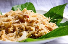 Nem Phùng ăn với lá sung