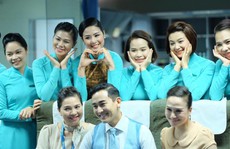 Tiếp viên hàng không đâu chỉ cầm khay phục vụ