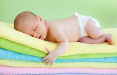 Nằm sấp giúp trẻ sơ sinh phát triển tối ưu thị giác và não bộ