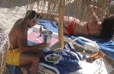Khedira giải sầu bên siêu mẫu bikini nóng bỏng