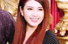 Ca sĩ Tố Ny bị cướp giật túi xách, kéo lê trên đường phố