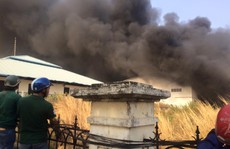 Đồng Nai: Công ty nhựa bốc cháy ngùn ngụt, khói đen trời