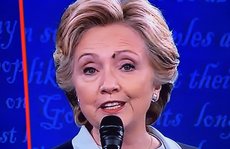 Xôn xao chuyện ruồi đậu mặt bà Clinton lúc tranh luận