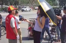 Nữ phóng viên bị đình chỉ vì đeo kính mát khi tác nghiệp