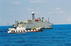 Tàu cá Trung Quốc bám tàu chiến Mỹ để... kiếm tiền