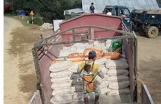 Xót xa cha địu con vác 10 tấn xi măng tại công trường