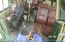 Người tố cáo tài xế xe buýt nghe điện thoại bị đuổi việc