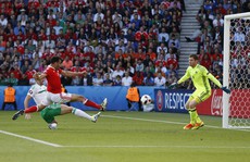 Xem Gareth Bale tạt bóng dọn cỗ,hậu vệ Bắc Ireland đốt lưới nhà