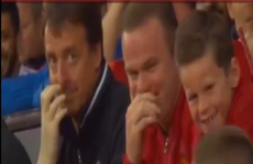Cha con Rooney cười ngất với 'xe đạp chổng ngược' phiên bản lỗi