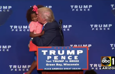 Khoảnh khắc tẽn tò của tỉ phú Trump