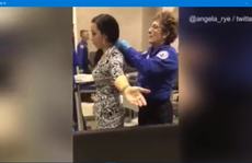 Cô gái bật khóc vì bị nhân viên sân bay khám vùng kín