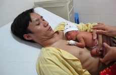 Xúc động hình ảnh những ông bố 'ấp' con trên ngực trần
