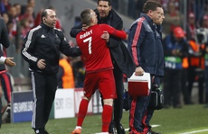 HLV Simeone bóp cổ Ribery, tát trọng tài bàn